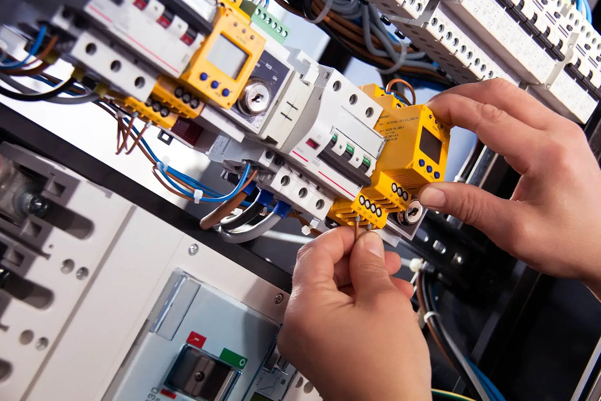 Certified electricians in Hanworth
